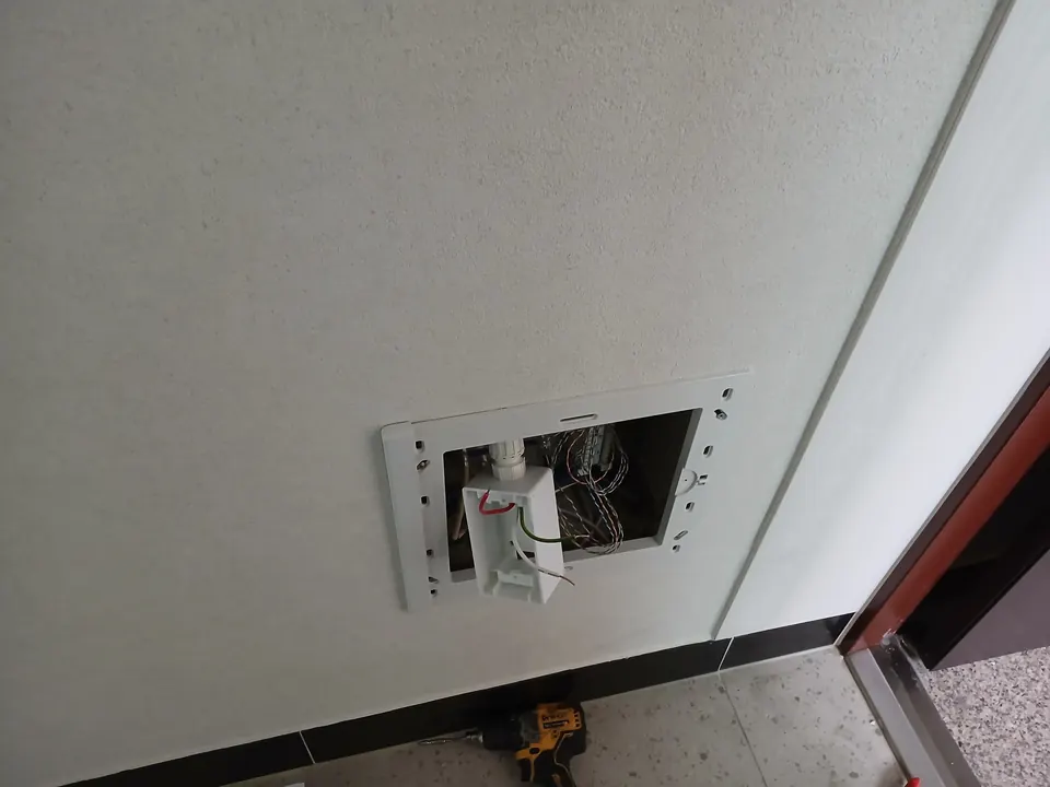 벽면 통신함 내부에 콘센트를 설치하는 부천 빌라 작업 모습