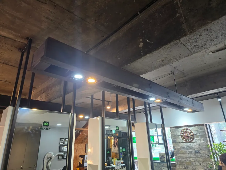 레일조명과 매립등을 설치한 인천 석남동 미용실 내부 모습