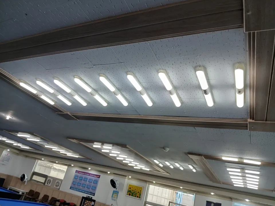 전등 회로 수리 후 일렬로 점등된 당구장 천장 조명