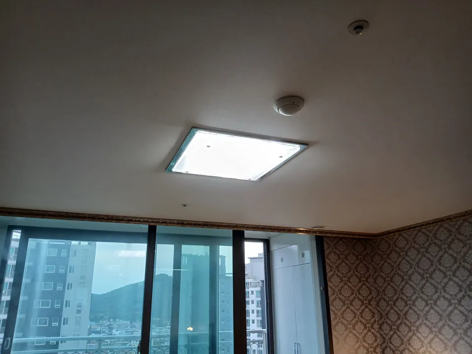 LED 리폼을 마친 부개동 아파트 방 천장 사각등 점등 모습