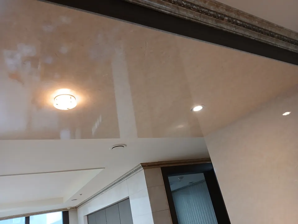 우물천장 모서리에 설치한 매입등이 켜진 거실 천장 모습