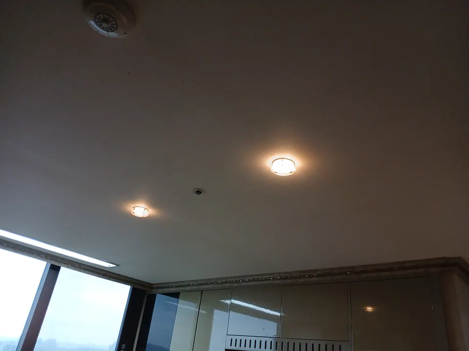 창가 쪽 천장에 매입등 두 개를 설치한 방 모습
