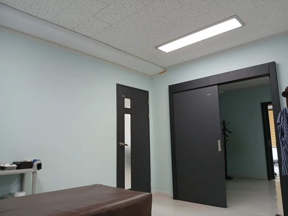 부평 한의원 치료실 천장에 설치한 평판 엣지등 모습