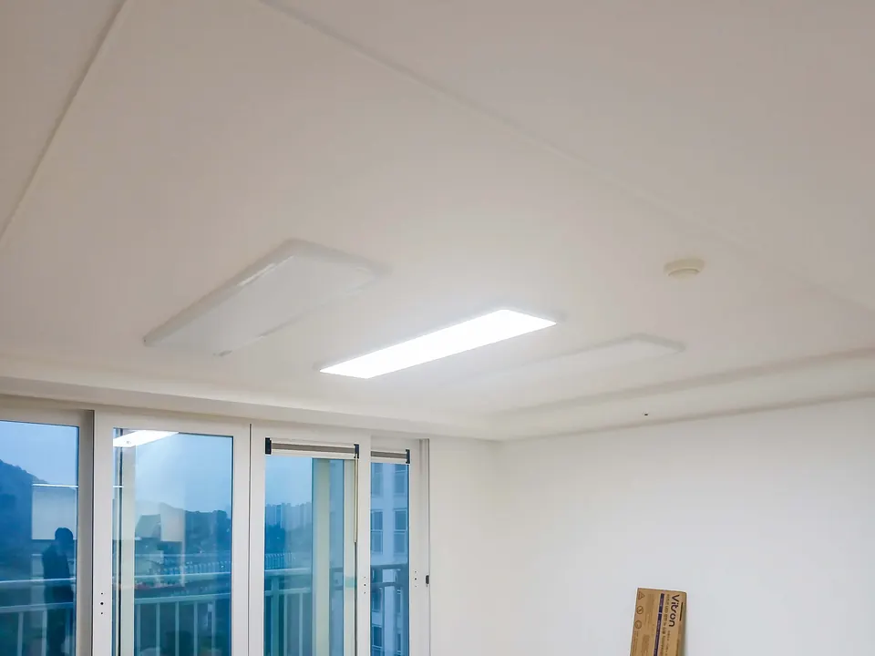 거실 우물천장에 일자형 LED등을 설치한 점등 모습