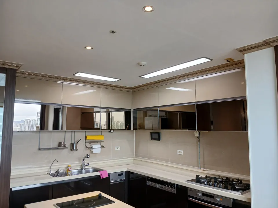 LED 일자등으로 교체 후 점등한 아파트 주방 천장 모습