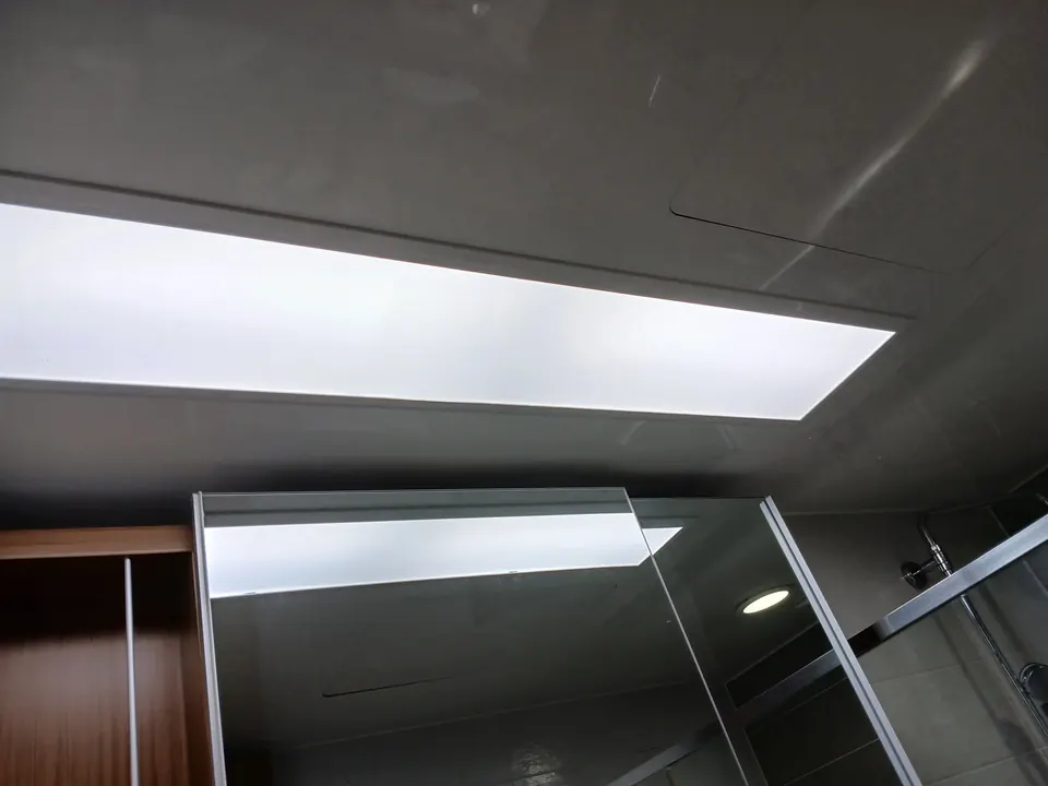 LED 리폼 후 불을 켠 동춘동 아파트 욕실 천장 등