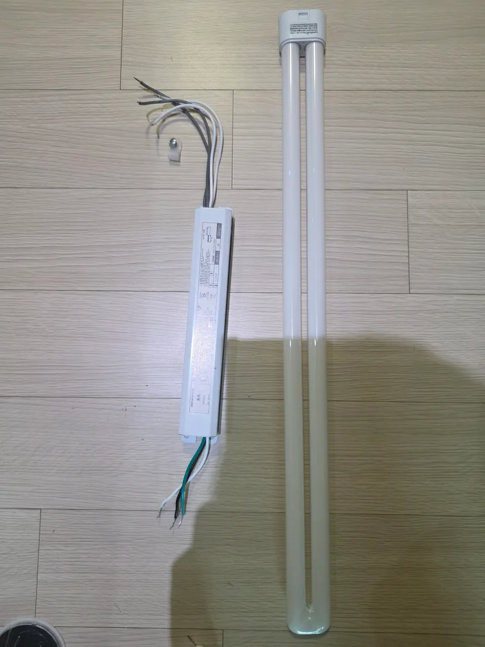 철거한 구형 PL 형광램프와 안정기 부품을 바닥에 둔 모습