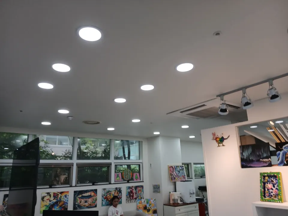 6인치 LED 매입등과 레일조명을 설치한 미술학원 교실 천장