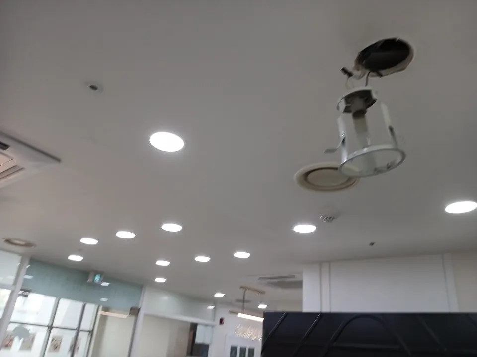 기존 매입등을 떼어내 천장에 매달린 등기구 교체 작업 중