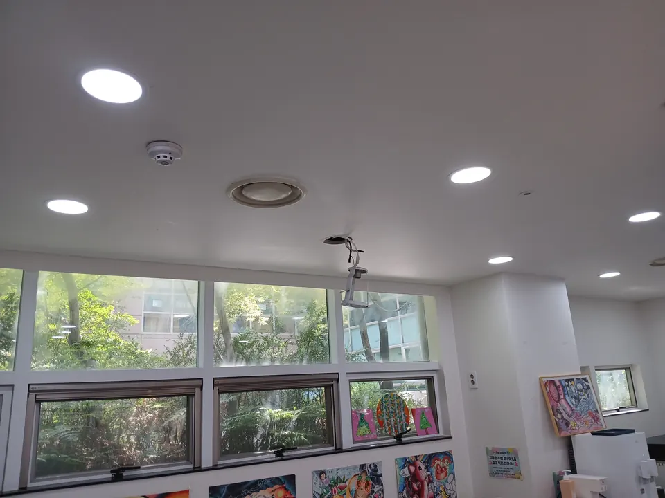 창가 천장에 매입등을 일정 간격으로 설치한 교실 모습