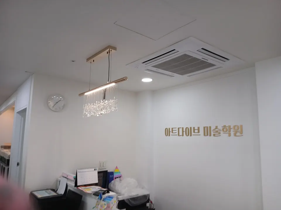 상담 공간 천장에 매입등과 펜던트 조명을 설치한 모습