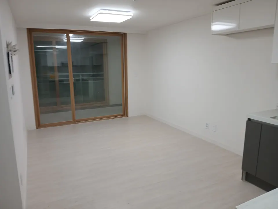 사각 LED 거실등으로 교체한 만수동 아파트 거실 점등 모습