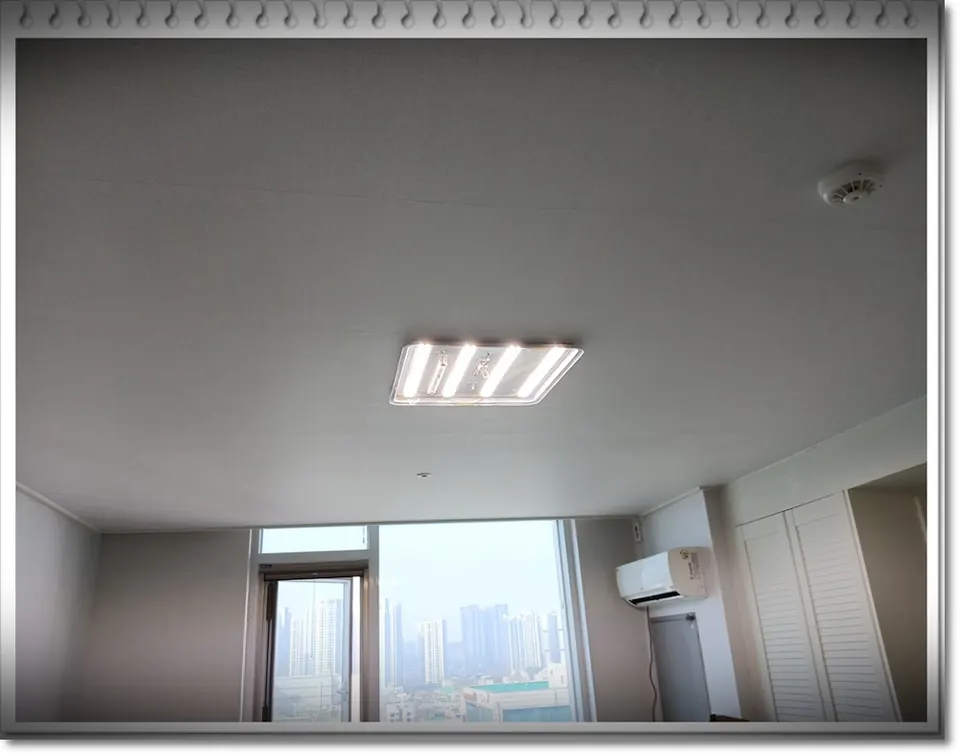 LED 모듈을 장착하고 커버를 씌우기 전인 원룸 천장 사각등