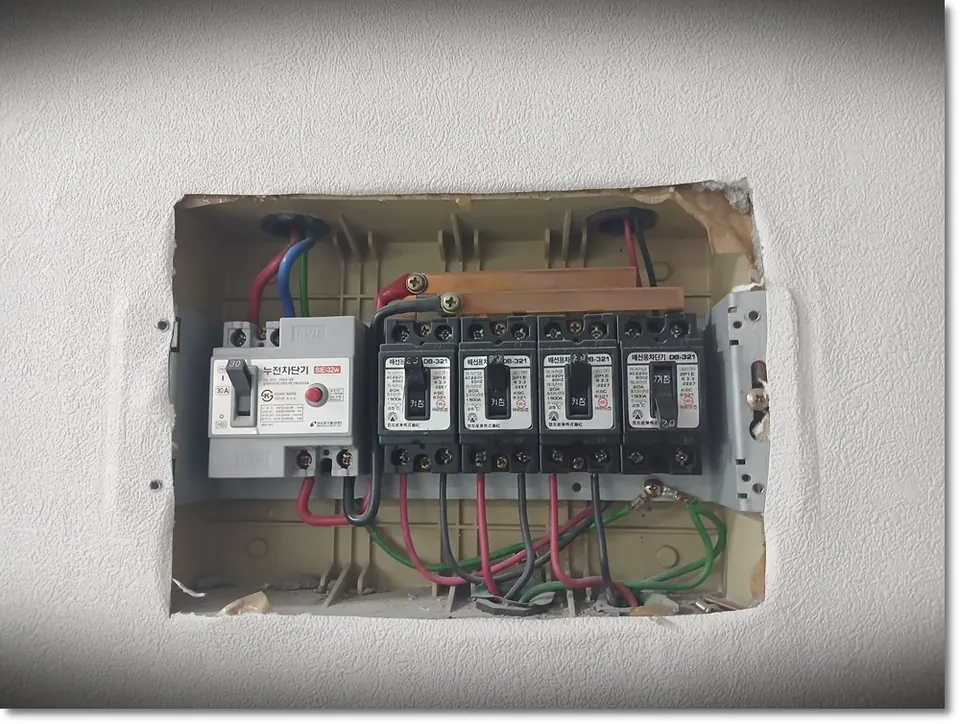 구형 누전차단기와 차단기가 들어 있던 노후 분전함 내부