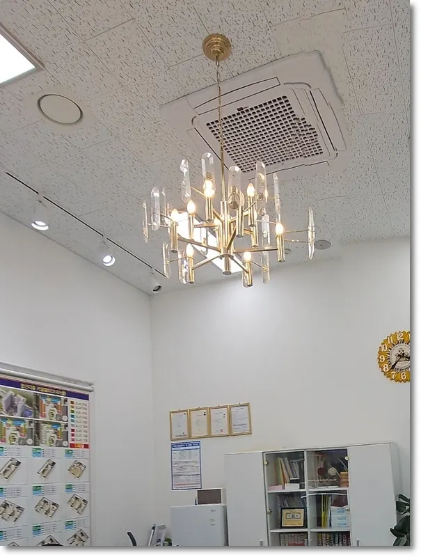 상가 사무실 천장 중앙에 설치한 샹들리에 조명 모습