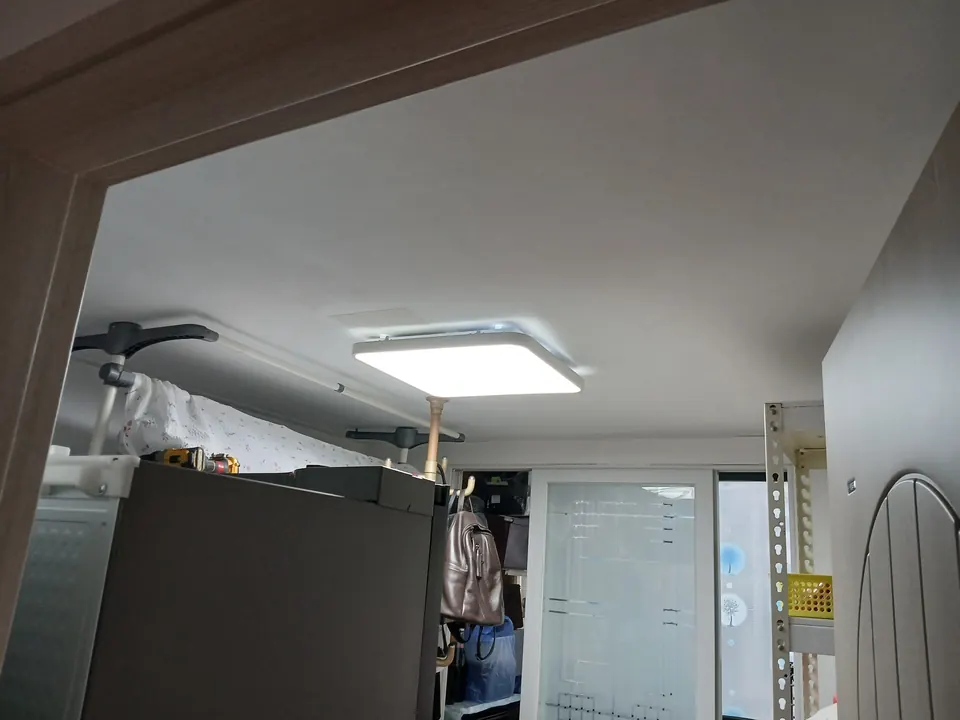 사각 LED등을 설치한 구월동 빌라 다용도 공간 천장